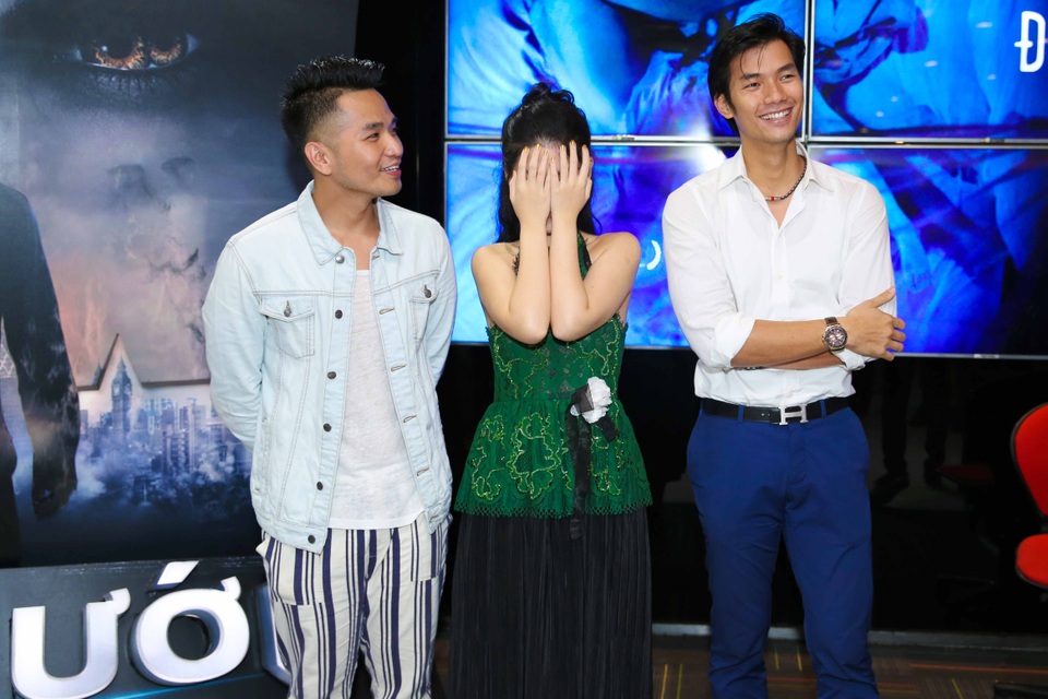 Ngọc Thanh Tâm đỏ ửng mặt khi bị hỏi về cảnh “nóng” trong phim mới - 2 Ngọc Thanh Tâm lấy tay che mặt khi bị khán giả truy hỏi về cảnh nóng.