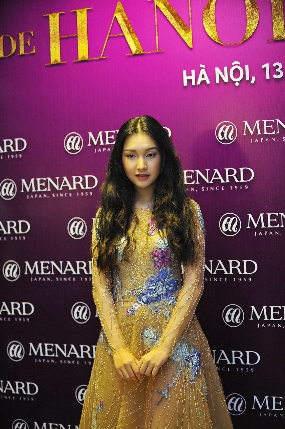 Ngẩn ngơ ngắm Ngô Phương Lan, “nàng thơ xứ Huế” trong hậu trường - 17 Khi được hỏi về thói quen hàng ngày, Ngọc Trân cho biết, thông thường cô rất ít khi trang điểm, chỉ dùng kem chống nắng, dưỡng da nhẹ, khi có chương trình mới make-up.