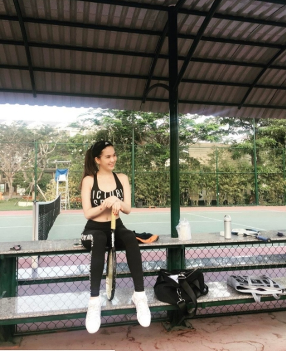 “Choáng” với tủ giầy “khủng” đủ mở một cửa hàng của Ngọc Trinh - 9 Bên cạnh đó cô nàng cũng sở hữu cho mình những đôi giầy thể thao năng động.