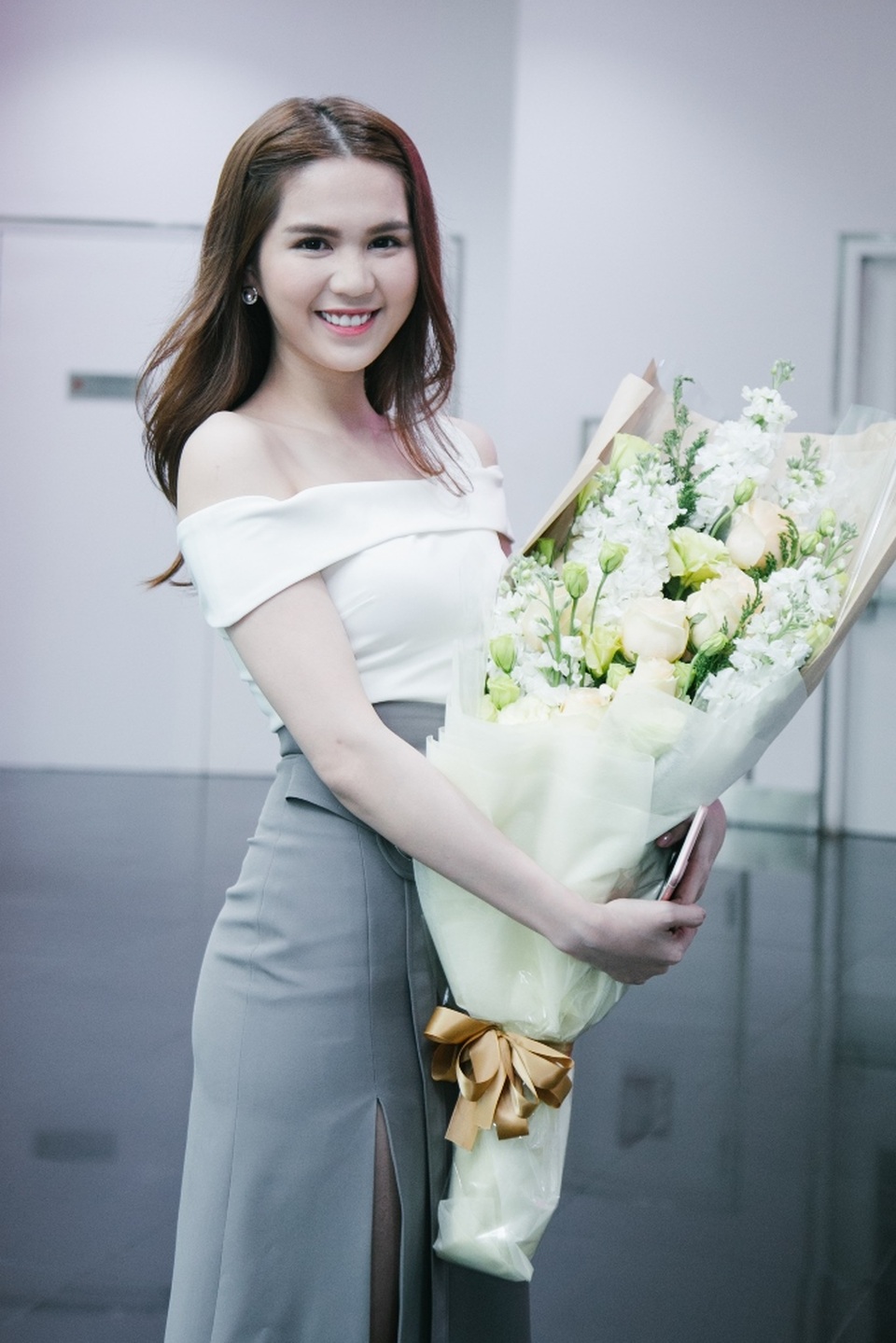 Ngọc Trinh xuất hiện rạng rỡ sau scandal tình cảm - 2 Trở về nước sau chuyện tình tai tiếng kết thúc, Ngọc Trinh hoàn toàn im lặng và cũng không phát ngôn gì thêm