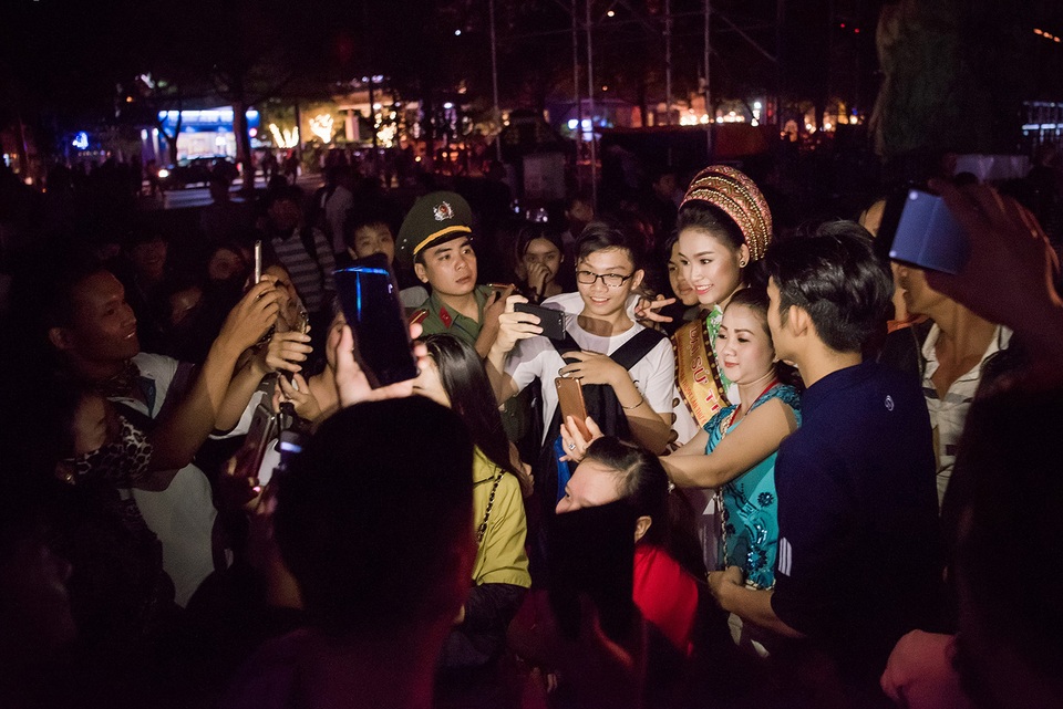 Ngọc Hân, Huyền My, Ngọc Vân bị “bao vây” ở Tây Nguyên - 9 Chụp cùng bố mẹ và bị các bạn trẻ bao vây sau khi rời khỏi sân khấu.