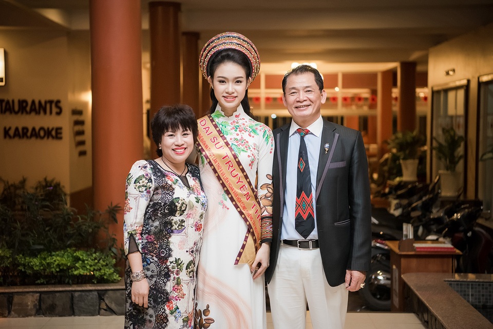 Ngọc Hân, Huyền My, Ngọc Vân bị “bao vây” ở Tây Nguyên - 8 Ngọc Hân, Huyền My, Ngọc Vân bị “bao vây” ở Tây Nguyên - 8