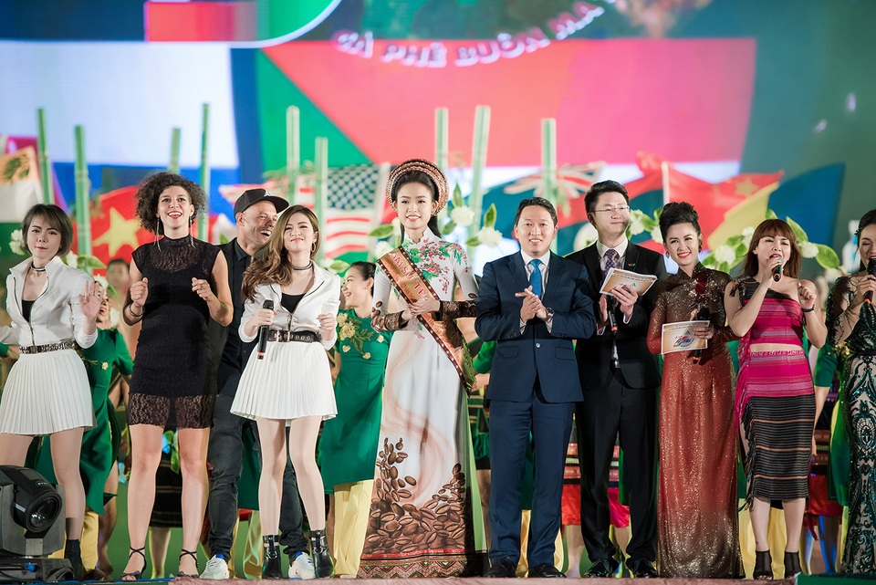 Ngọc Hân, Huyền My, Ngọc Vân bị “bao vây” ở Tây Nguyên - 6 Cô chụp ảnh lưu niệm cùng MC của chương trình và các ca sĩ biểu diễn.