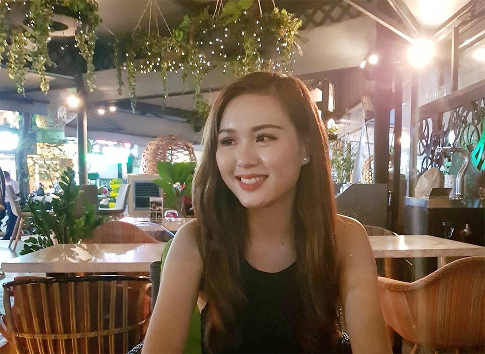 Trong cuộc gặp gỡ cùng PV Dân trí, Ngọc Lụa xuất hiện và trò chuyện với sự hiền lành, chân thật như cách cô trả lời trong đêm chung kết Hoa hậu Đại dương