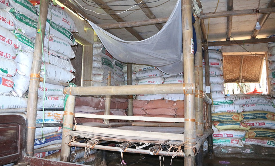 Nhà hầm kỳ dị dựng bằng 5 nghìn bao cát ở Hà Nội - 9
Chỗ ngủ được thiết kế đơn giản, tận dụng cột tre làm luôn chân giường.