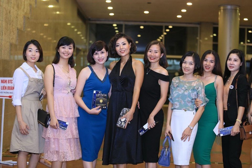 Phan Hương “Người phán xử” bức xúc "vợ Duy Khánh ghen tuông nhảm nhí" - 5
“Hương không hiểu sao vợ Khánh lại làm ầm ĩ mọi chuyện lên như thế”, Thanh Hương cũng cho biết, cô xuất hiện để ủng hộ diễn viên Diễm Hằng (Nhật kí Vàng Anh) ở vai trò mới là Tổng Đạo diễn.