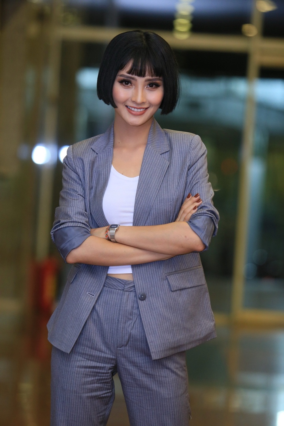 Phan Hương “Người phán xử” bức xúc "vợ Duy Khánh ghen tuông nhảm nhí" - 8 MC Mù Tạt VTV của Bữa trưa vui vẻ cũng xuất hiện tại sự kiện với mái tóc ngắn lạ lẫm. “Đôi khi để phù hợp với bối cảnh, tôi vẫn xuất hiện với hình ảnh nữ tính, điệu đà hơn nhưng hôm nay, tôi muốn thay đổi hình ảnh mặc đồ men swear và mái tóc cá tính hơn, tuy nhiên vẫn có sự nữ tính ở trong đó. Hi vọng đây sẽ là một hình ảnh mà mọi người thấy thích thú”, cô cho biết.