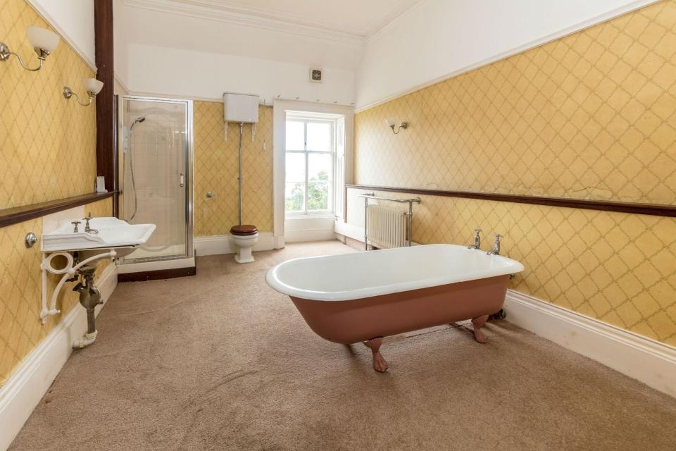 Lâu đài “bí ẩn” nhất nước Anh được rao bán với giá sốc - 6 Ngôi nhà đã phải cải tạo rất nhiều để đưa nó trở lại thời kì “vinh quang” trước đây. Trong ảnh là phòng tắm bình dị của ngôi nhà