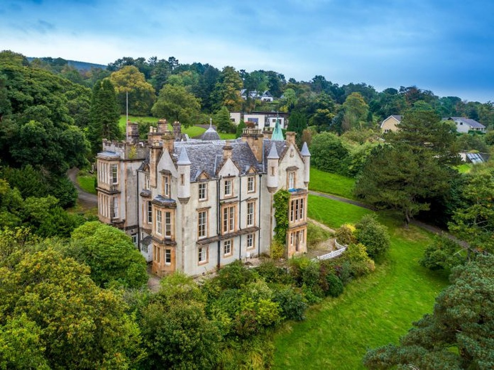 Lâu đài “bí ẩn” nhất nước Anh được rao bán với giá sốc - 1 Ngôi biệt thự được thiết kế bởi cha của Madeleine Smith, ông James