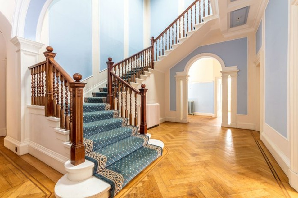 Lâu đài “bí ẩn” nhất nước Anh được rao bán với giá sốc - 2 Biệt thự với 9 phòng ngủ này là nơi ghi dấu một vụ án bí ẩn vào giữa những năm 1800 cho đến giờ vẫn chưa có hồi đáp