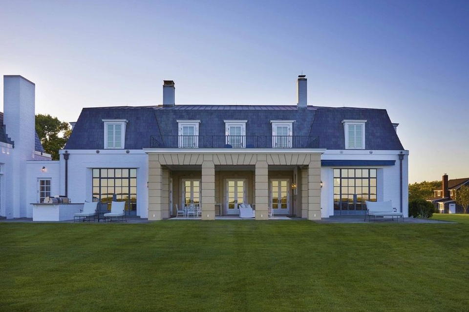 Chiêm ngưỡng ngôi nhà đắt nhất New York - 10 Bên ngoài ngôi nhà là sân bóng rổ và sân tennis, phục vụ như cầu sống của chủ nhân ngôi nhà