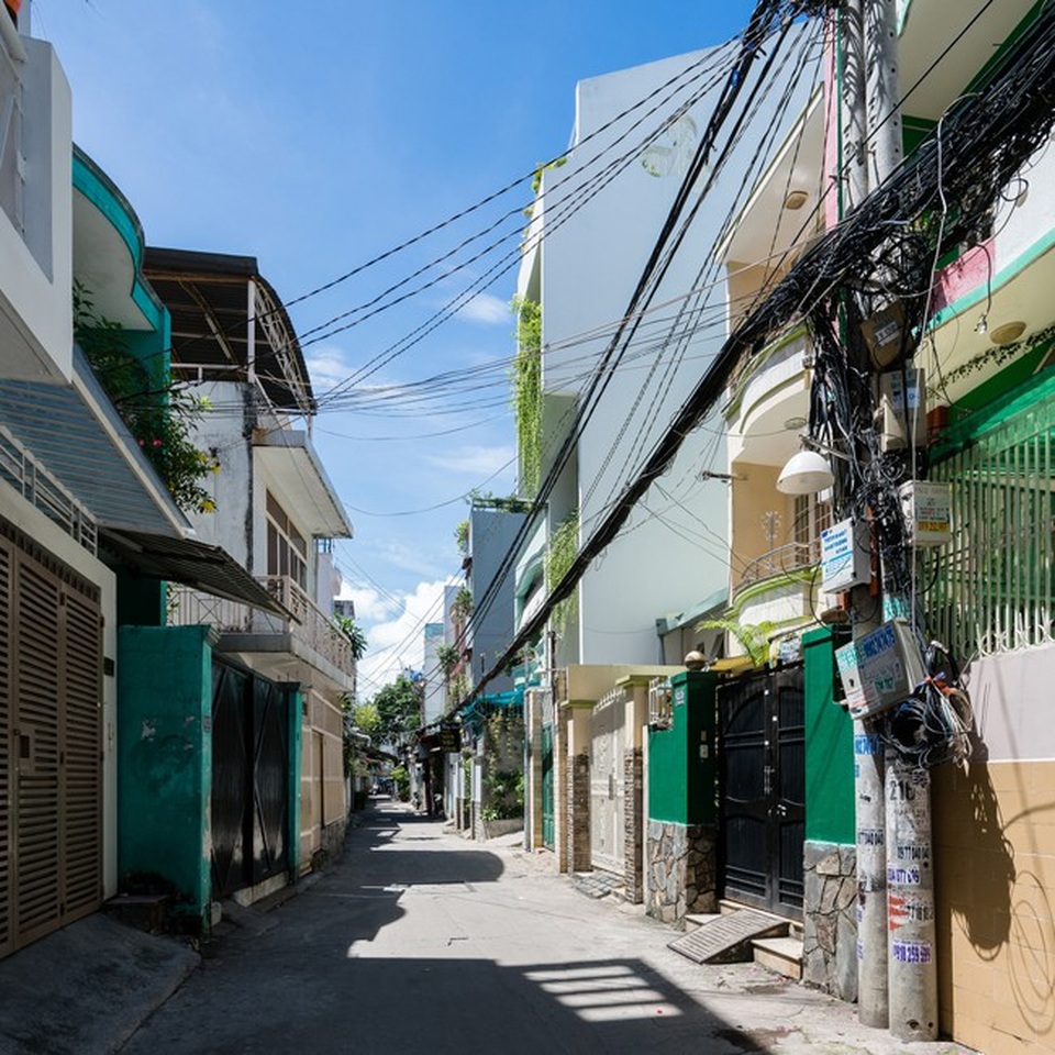 Ngôi nhà Sài Gòn gây ấn tượng mạnh trên báo Mỹ vì thiết kế độc đáo - 2 Con ngõ gồm rất nhiều những ngôi nhà cao tầng nằm san sát nhau, tạo sự bức bối, bí bách