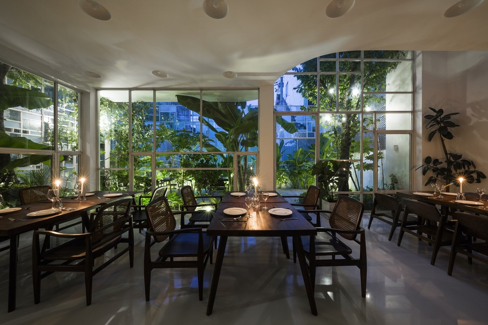 Ngôi nhà trong hẻm Sài Gòn được cải tạo “lột xác” đẹp đến ngỡ ngàng - 10 Không gian sống trong nhà và khu vườn được cách nhau bởi tấm tường kính trong suốt. Điều này tạo nên sự kết nối thiên nhiên, cởi mở và khoáng đạt.