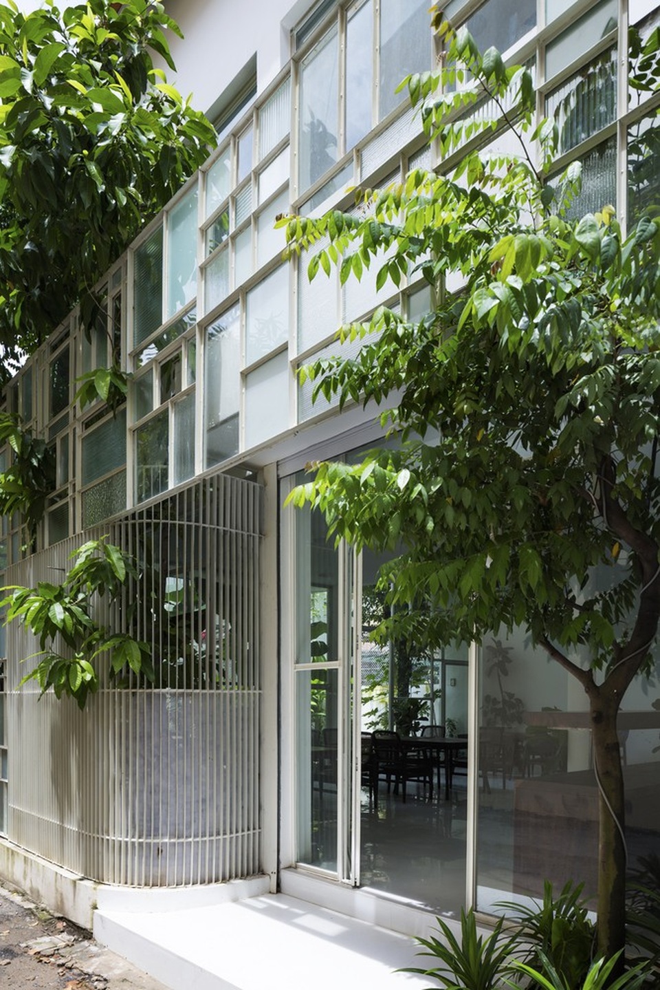 Ngôi nhà trong hẻm Sài Gòn được cải tạo “lột xác” đẹp đến ngỡ ngàng - 5 Sự cải tạo với lối kiến trúc độc đáo này đã mang lại bước đột phá cho căn nhà, biến nó trở nên hấp dẫn và thu hút hơn.