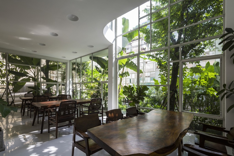 Ngôi nhà trong hẻm Sài Gòn được cải tạo “lột xác” đẹp đến ngỡ ngàng - 6 Căn nhà với tông chủ đạo là màu trắng, kết hợp với nội thất gỗ màu nâu nổi bật