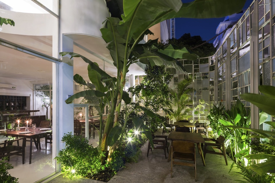 Ngôi nhà trong hẻm Sài Gòn được cải tạo “lột xác” đẹp đến ngỡ ngàng - 3 Ngay từ khi thiết kế, các kiến trúc sư đã xây dựng với mục đích tạo không gian sống chứ không phải đơn thuần tạo nơi để ở. Do đó, căn nhà được thiết kế trong sự tổng hòa của các tiện ích như nơi nghỉ ngơi, cư trú, khu vườn, cảnh quan, sự kết nối với hàng xóm xung quanh…