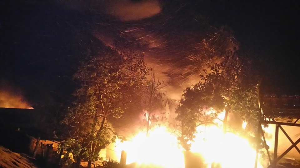 Ngọn lửa bùng phát mạnh bao trùm cả khu dân cư