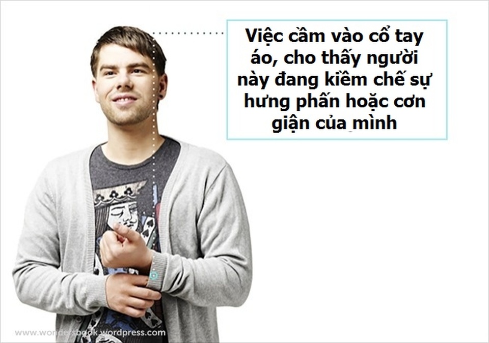 Cùng khoa học giải mã các “ngôn ngữ cơ thể” của con người - 5 Để kiềm chế bất kỳ sự kích động nào của cơ thể kể cả tiêu cực lẫn tích cực, người ta thường cầm vào cổ tay áo của phía đối diện.