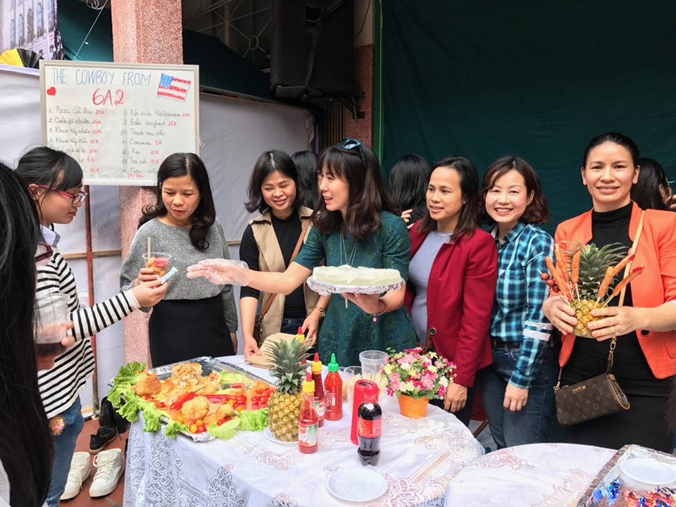 Rực rỡ sắc màu trong Ngày hội Ngôn ngữ THCS Ngô Sĩ Liên - 9
Cô giáo và phụ huynh tại gian bán hàng gây quỹ từ thiện.