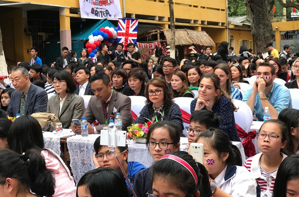 Rực rỡ sắc màu trong Ngày hội Ngôn ngữ THCS Ngô Sĩ Liên - 1
Các vị khách mời đến từ Hà Lan, Anh, Pháp, Nhật Bản.