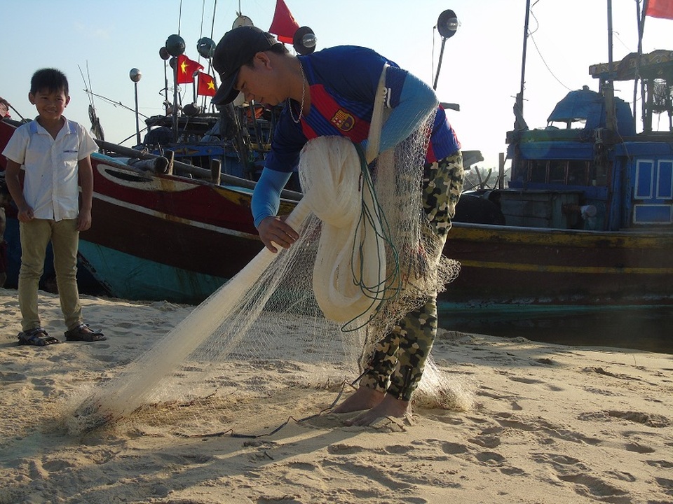 Ngư dân hối hả chuẩn bị cho những chuyến ra khơi bám biển - 1 Ngư dân hối hả chuẩn bị cho những chuyến ra khơi bám biển - 1