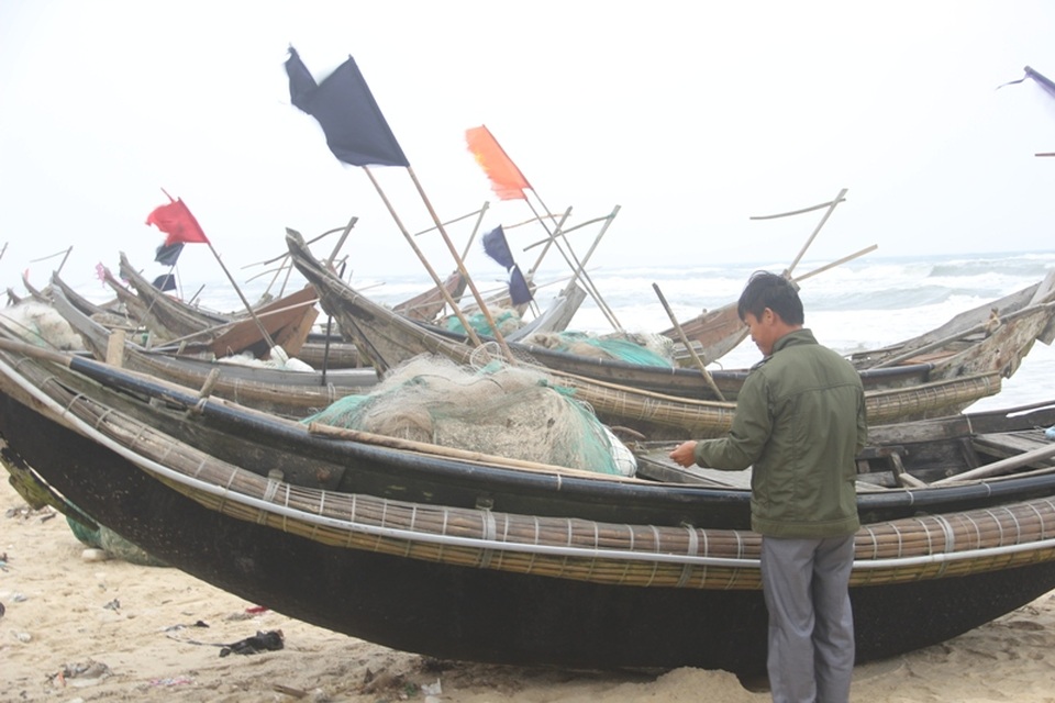 Ngư dân Quảng Trị tưng bừng mở hội cầu mùa đầu năm - 5 Ngư dân chuẩn bị thuyền lưới để bước vào vụ đánh bắt mới