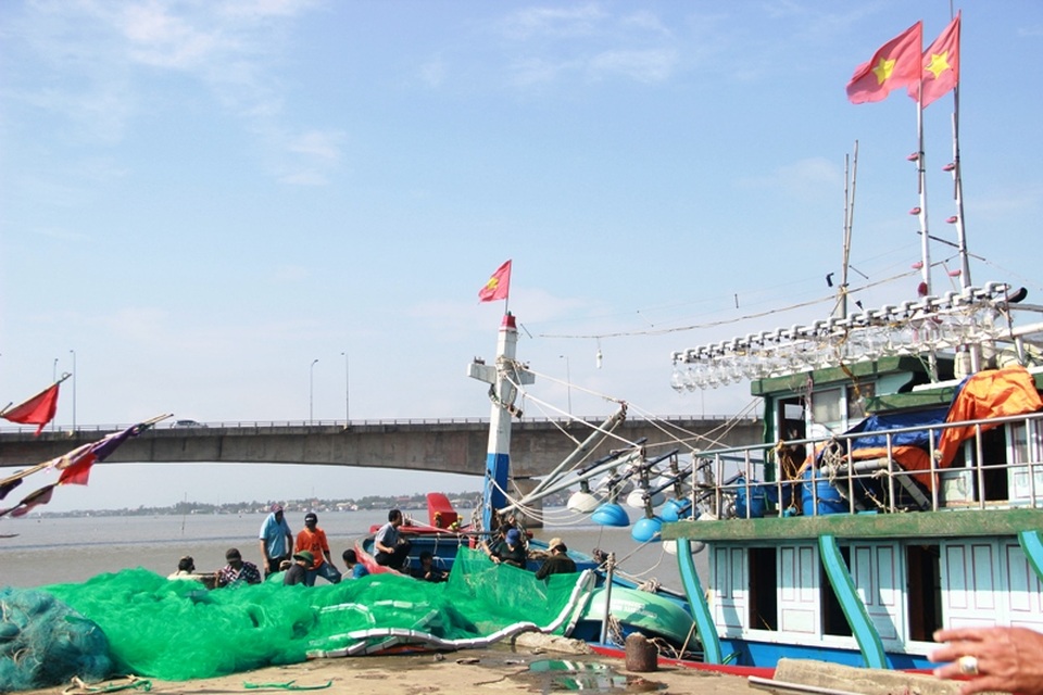 Hậu Formosa, ngư dân phấn khởi bước vào vụ đánh bắt đầu năm - 3 Những lá cờ Tổ quốc trên tàu cá ngư dân được thay mới, mang đầy quyết tâm bám biển