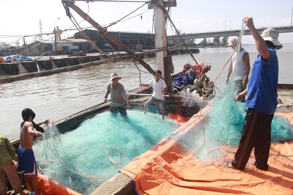 Hậu Formosa, ngư dân phấn khởi bước vào vụ đánh bắt đầu năm - 4 Tàu cá của ngư dân Nguyễn Văn Hùng chuẩn bị lưới để ra khơi đánh bắt cá thu