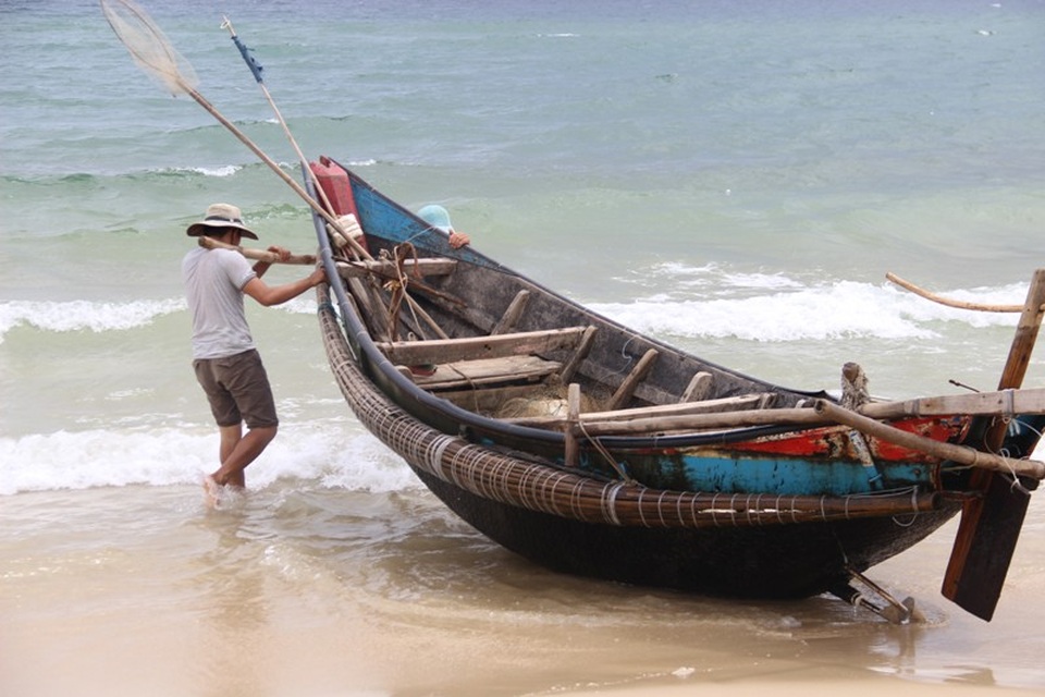 Ngư dân không thể ra khơi vì nước biển bẩn bất thường - 4 Một số ít thuyền hành nghề câu