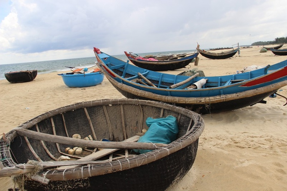 Ngư dân không thể ra khơi vì nước biển bẩn bất thường - 1 Hàng loạt chiếc thuyền xếp dài trên bãi cát