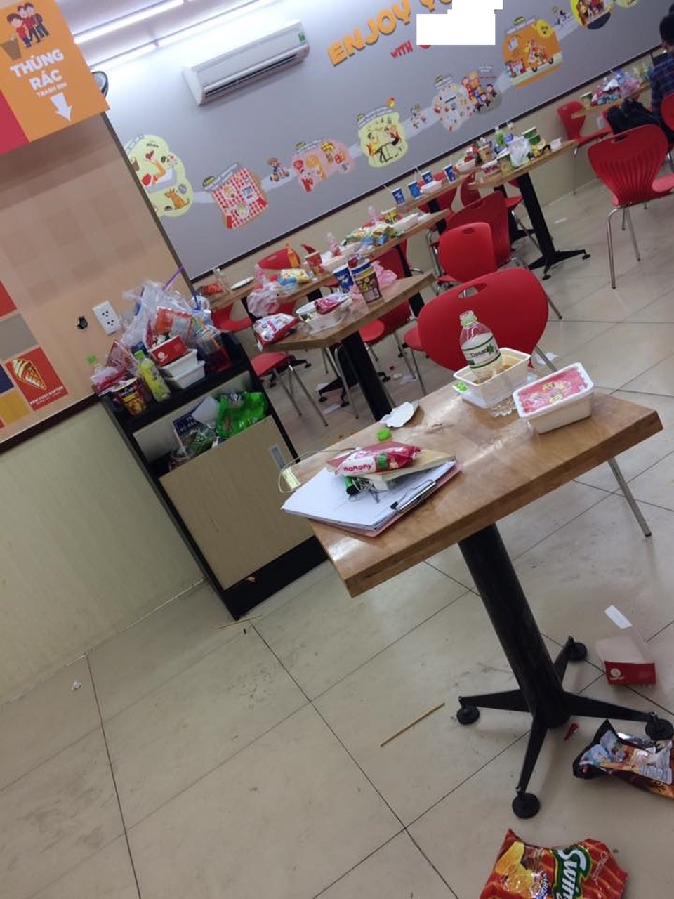 Cửa hàng ngập trong rác