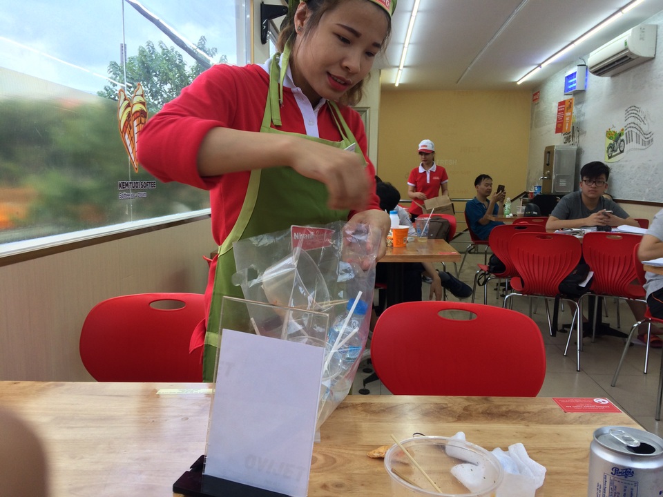 Nhân viên phải đi dọn mặc dù đây là cửa hàng tự phục vụ