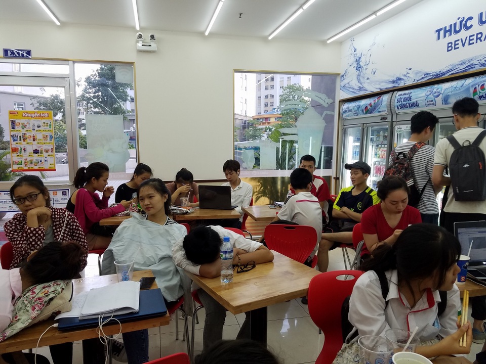 Cửa hàng chật cứng khách đến tránh nóng