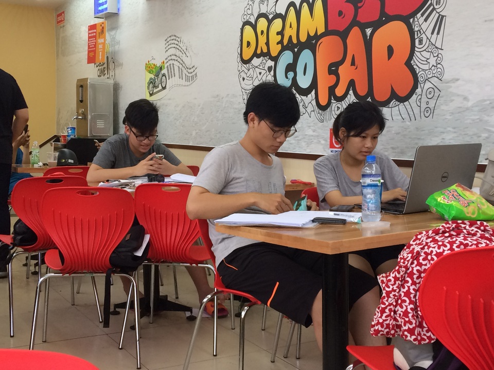 Điều hòa mát lạnh, quán điện tử lãi to nhờ khách ôn thi - 1 Học tại cửa hàng tiện ích
