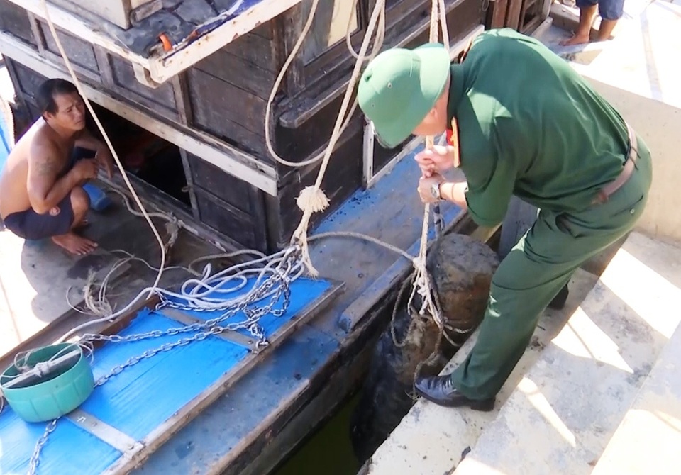 Trục vớt ngư lôi hơn 2 tạ dưới đáy sông - 1
Quả ngư lôi được phát hiện và đưa lên bờ
