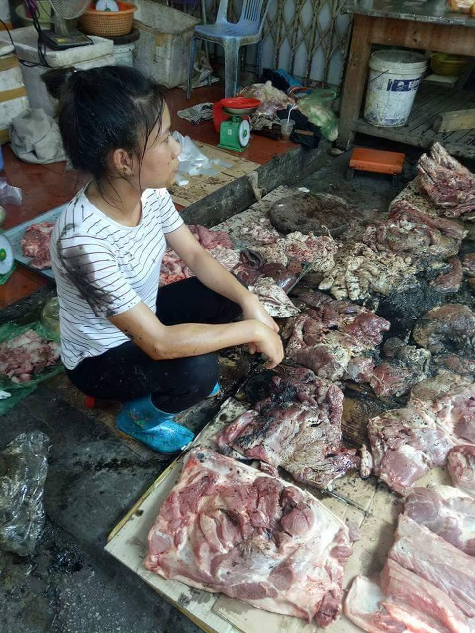 Bán thịt lợn giá rẻ, người phụ nữ bị đổ chất bẩn vào người - 2
Người bán thịt cũng bị đổ chất bẩn vào người