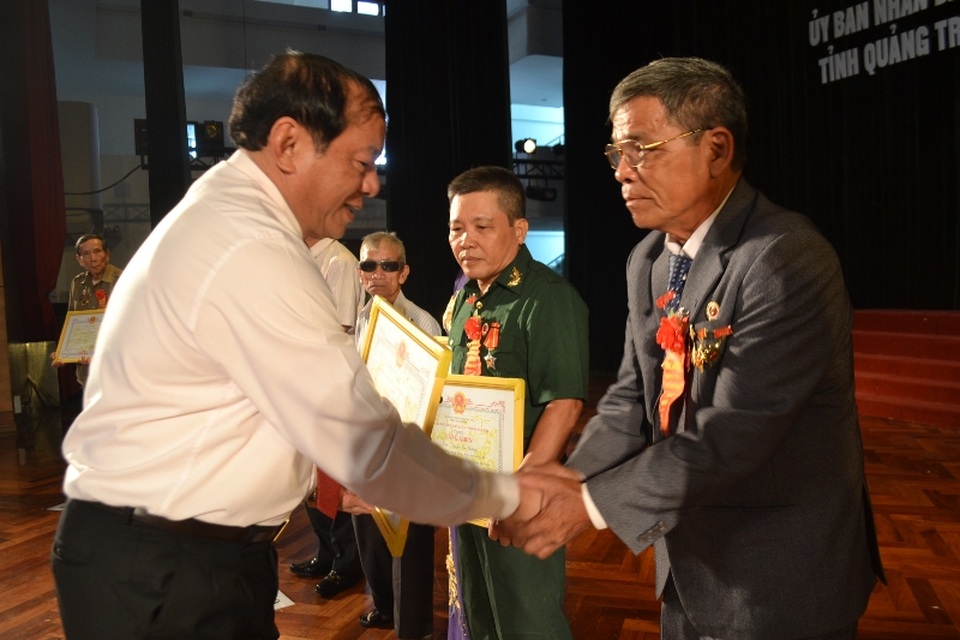 Biểu dương 70 tấm gương tiêu biểu, người có công với cách mạng - 1 Ông Nguyễn Văn Hùng, Bí thư Tỉnh ủy Quảng Trị tặng Bằng khen cho các gia đình có công