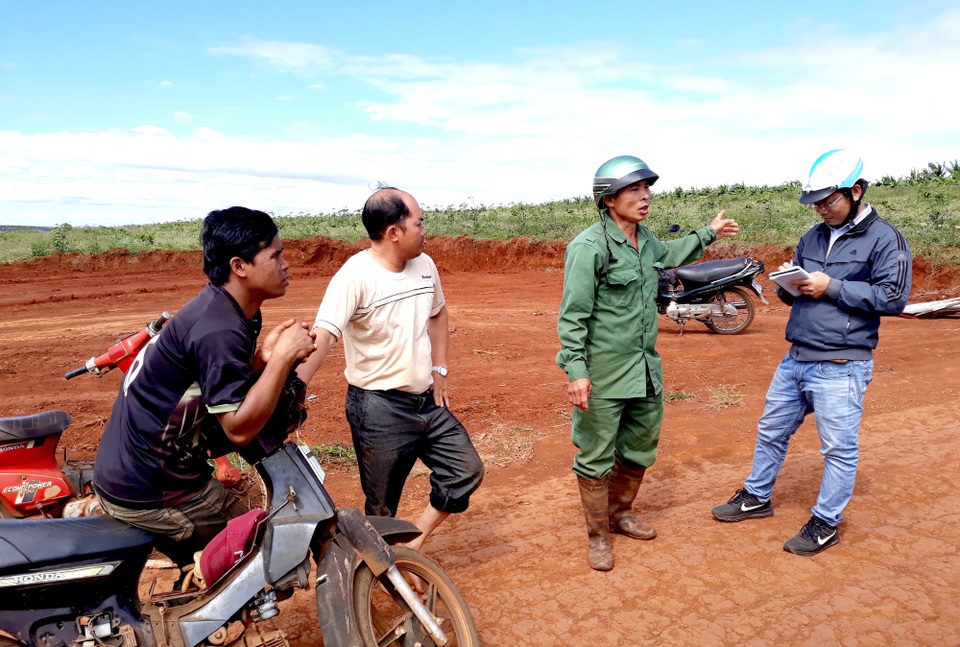 Gia Lai: Dân phản đối xây lò đốt rác vì sợ ô nhiễm! - 1 Người dân cho rằng vị trí dự định đặt lò đốt rác rất gần nơi các hộ dân sinh sống, đặc biệt là gần trường học, trạm y tế nên kịch liệt phản đối