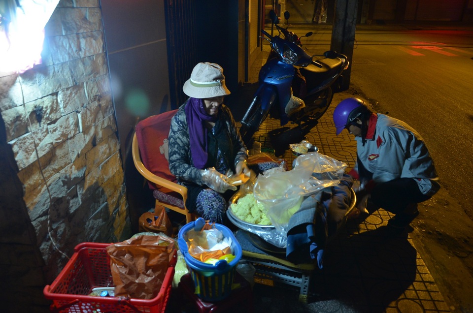 Người Sài Gòn đốt lửa sưởi ấm trong cái lạnh 20 độ C - 12 Cụ bà với thúng xôi mở bán từ lúc 3h sáng ở đường Phạm Văn Hai (quận Tân Bình)