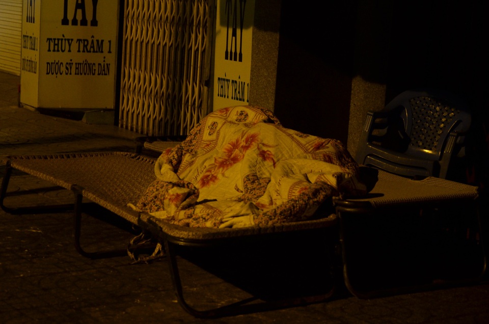 Người Sài Gòn đốt lửa sưởi ấm trong cái lạnh 20 độ C - 11 Những người lao động tranh thủ chợp mắt trong thời tiết lạnh giá