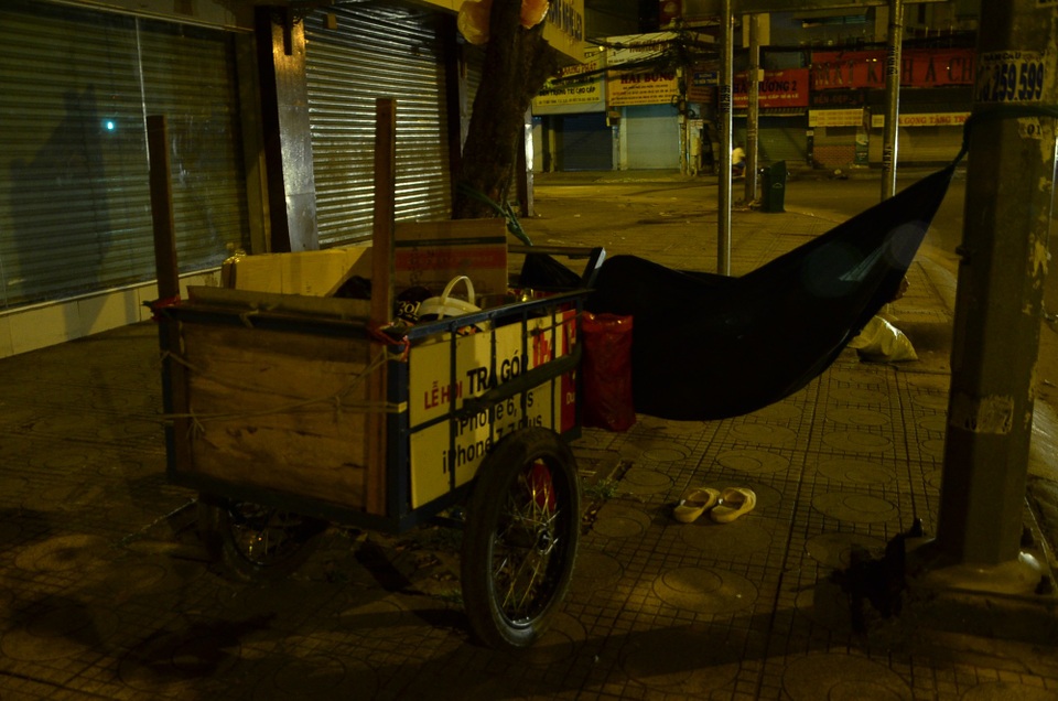 Người Sài Gòn đốt lửa sưởi ấm trong cái lạnh 20 độ C - 10 Người Sài Gòn đốt lửa sưởi ấm trong cái lạnh 20 độ C - 10