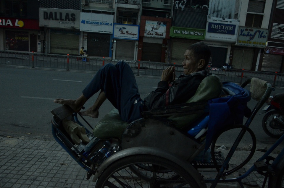Người Sài Gòn đốt lửa sưởi ấm trong cái lạnh 20 độ C - 9 
Bác tài xích lô co ro chờ khách