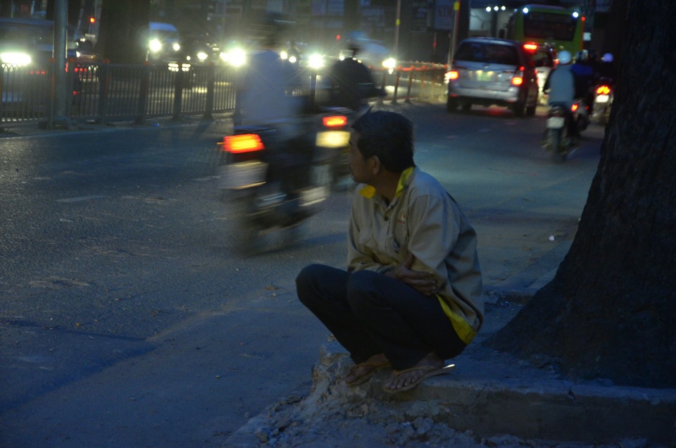 Người Sài Gòn đốt lửa sưởi ấm trong cái lạnh 20 độ C - 8 Một người đàn ông ngôi co ro trên đường 3 Tháng 2 (quận 10)