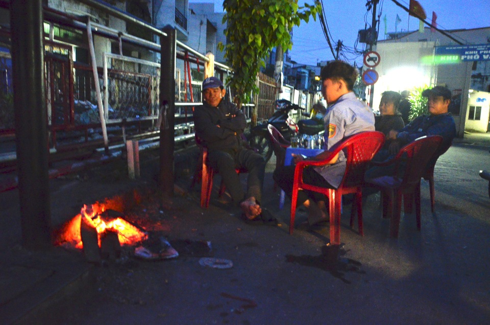Người Sài Gòn đốt lửa sưởi ấm trong cái lạnh 20 độ C - 1 Người dân đốt lửa sưởi ấm trên đường Trần Văn Đang (quận 3)