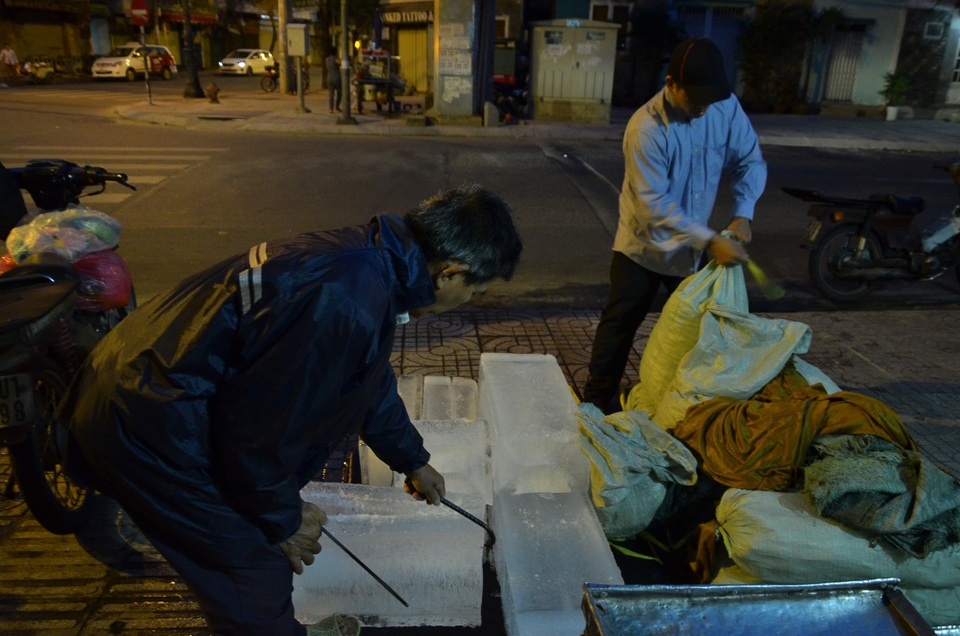 Người Sài Gòn đốt lửa sưởi ấm trong cái lạnh 20 độ C - 5 Trong những ngày thời tiết trở rét thì công việc giao nước đá càng trở nên vất vả