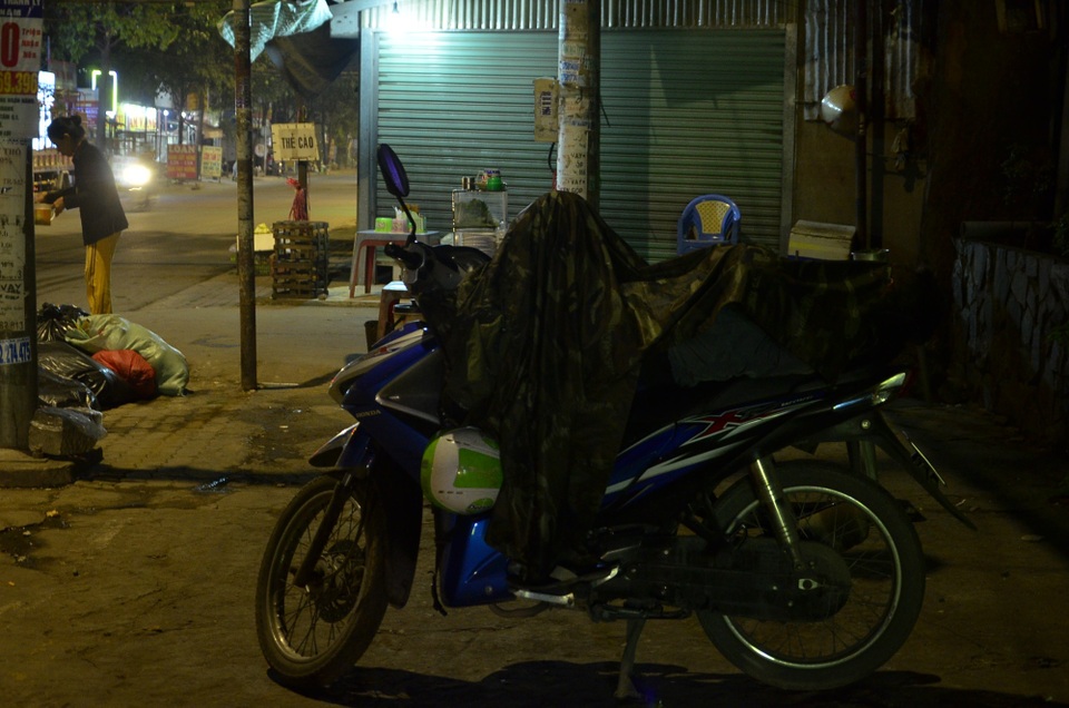 Người Sài Gòn đốt lửa sưởi ấm trong cái lạnh 20 độ C - 4 
Bác xe ôm dùng áo mưa để đắp với giấc ngủ tạm bợ trên chiếc xe của mình