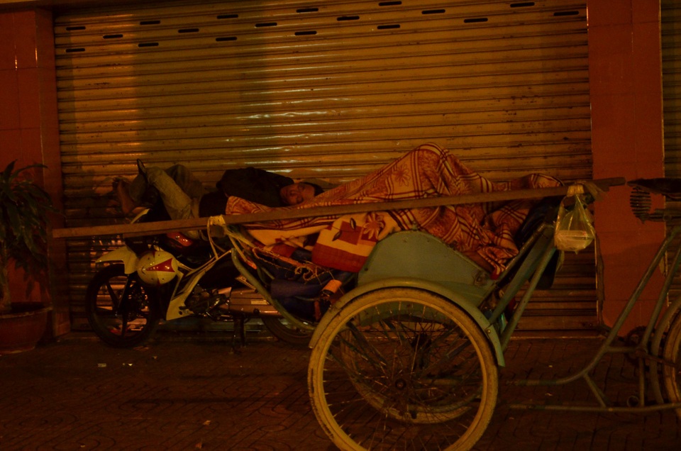 Người Sài Gòn đốt lửa sưởi ấm trong cái lạnh 20 độ C - 3 Người Sài Gòn đốt lửa sưởi ấm trong cái lạnh 20 độ C - 3