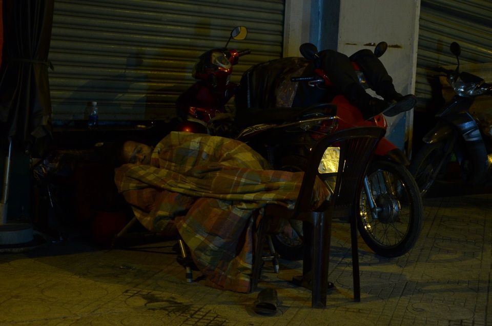 Người Sài Gòn đốt lửa sưởi ấm trong cái lạnh 20 độ C - 2 
Một người làm nghề sửa xe đêm trên đường Tô Hiến Thành (quận 10) tranh thủ chợp mắt