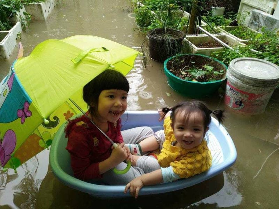 Hai em bé được đặt trong thau nhựa cười hồn nhiên (Ảnh: P. Hiền)