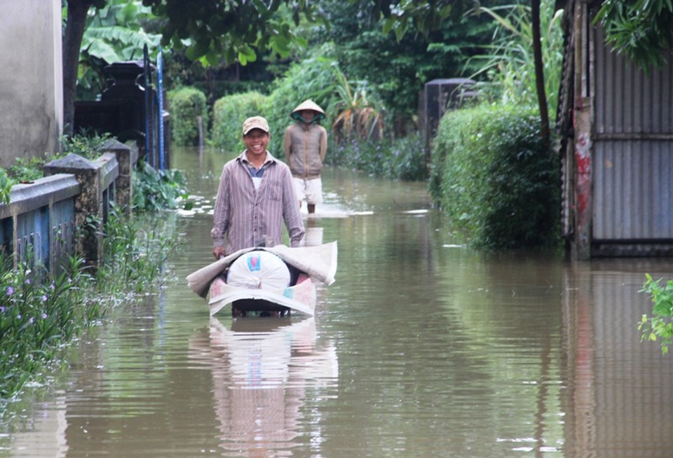 Tranh thủ thời tiết khô ráo, anh Nguyễn Văn Mười (thôn An Thơ, xã Hải Hòa, huyện Hải Lăng, tỉnh Quảng Trị) lội nước lũ đẩy xe đi xay lúa